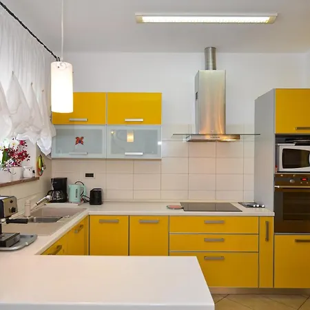 Noemi & Ana アパート ロヴィニ
